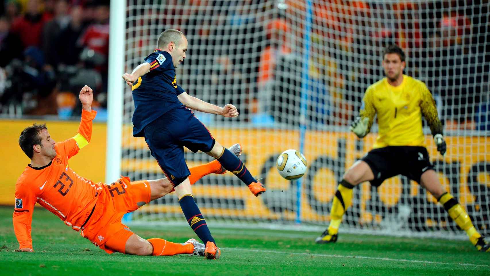 Iniesta en la jugada del gol ante Holanda en la final del Mundial 2010.