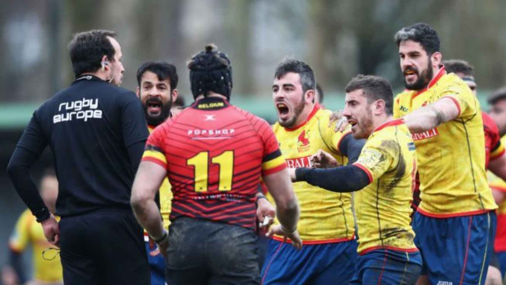 Jugadores españoles de rugby protestan al árbitro en el duelo ante Bélgica.