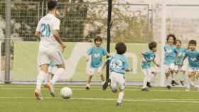 Los jugadores del Real Madrid en un entrenamiento con niños