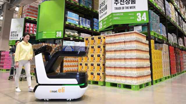 El carrito autónomo Eli siguiendo a una cliente de los supermercados coreanos E-Mart