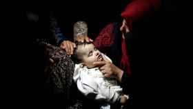 Una madre junto al bebé de 18 meses muerto en Gaza.