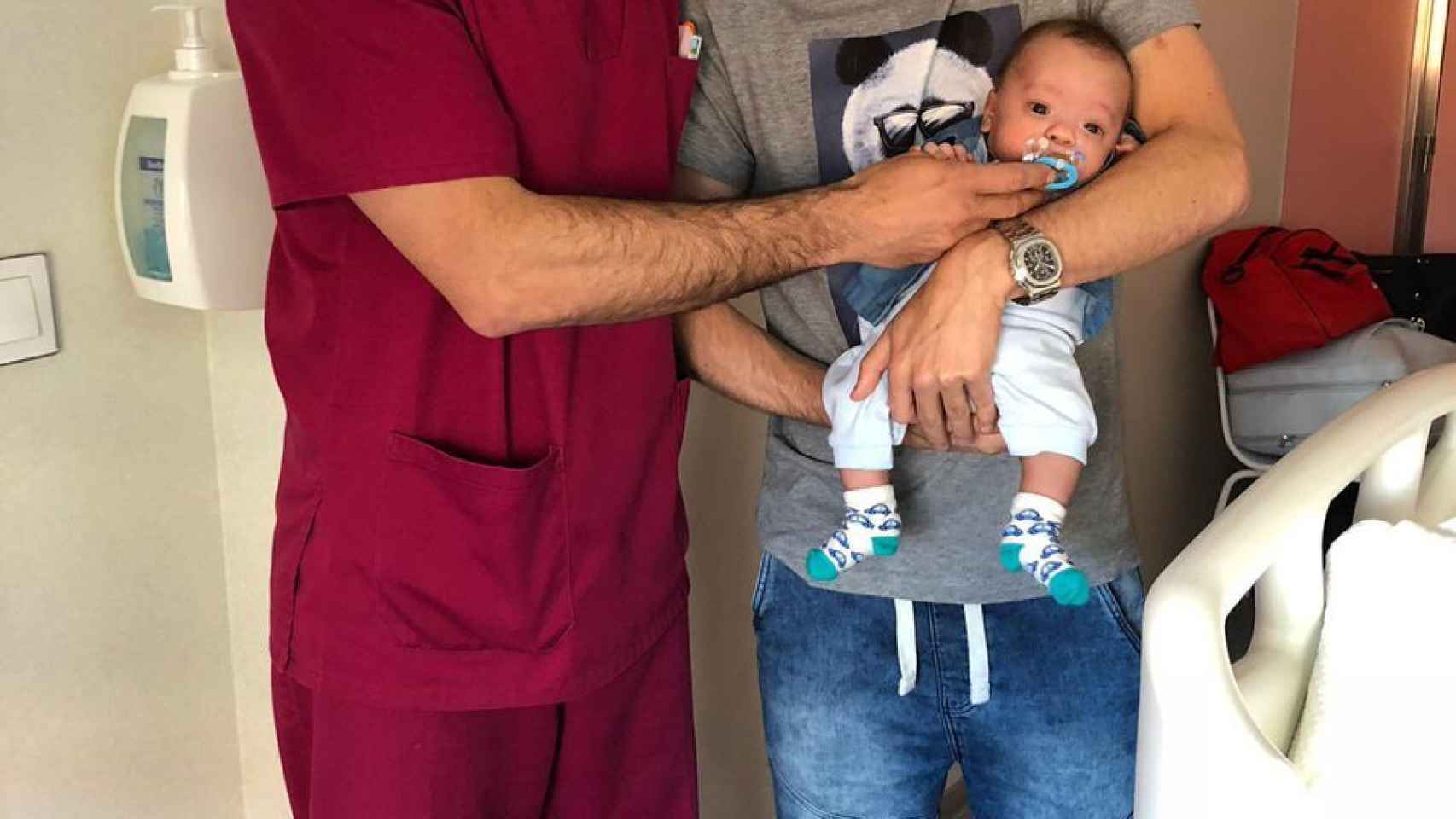 David Silva posa con su hijo y con uno de los médicos que le han atendido.