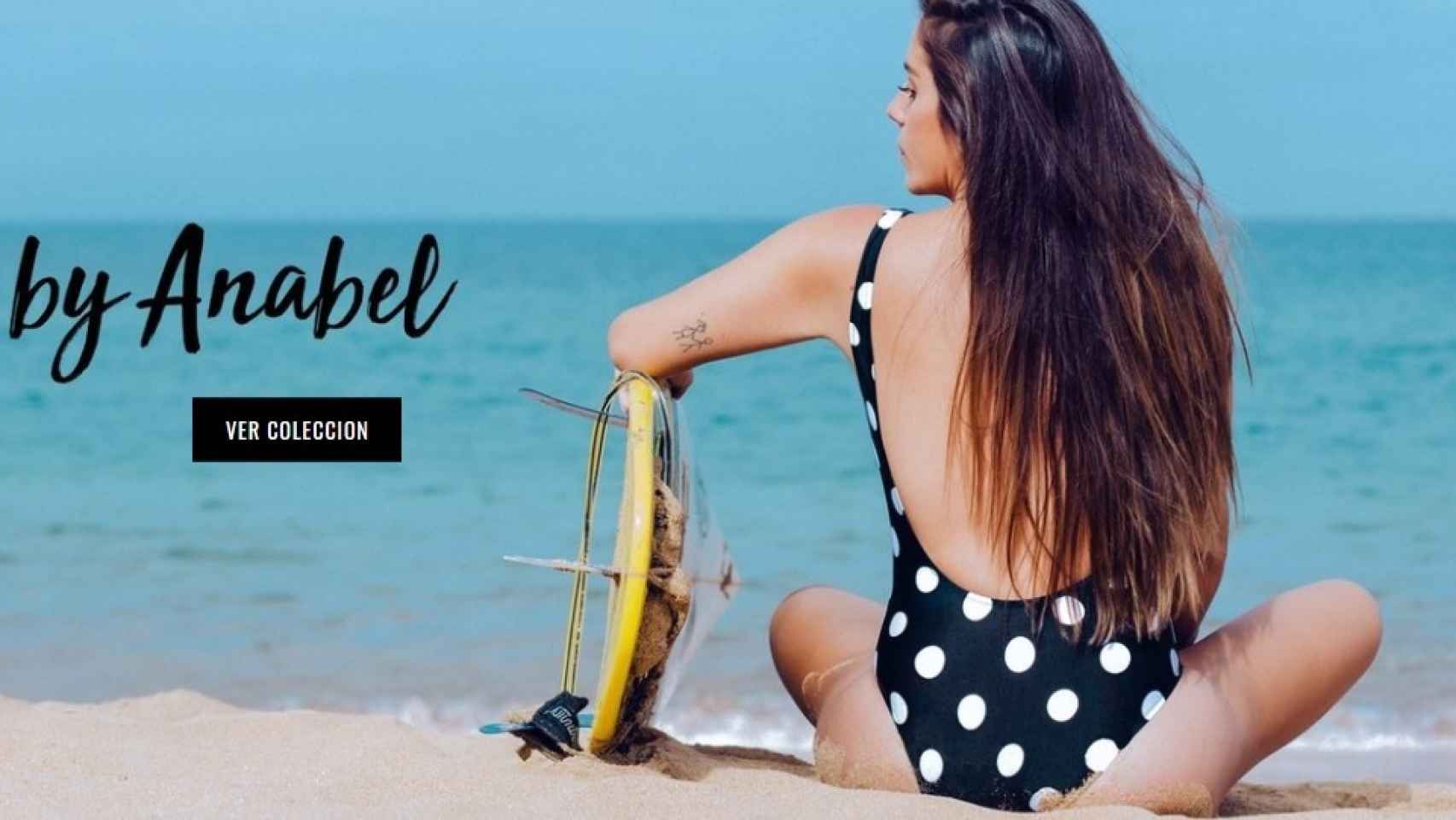 Anabel Pantoja con tabla de surf.