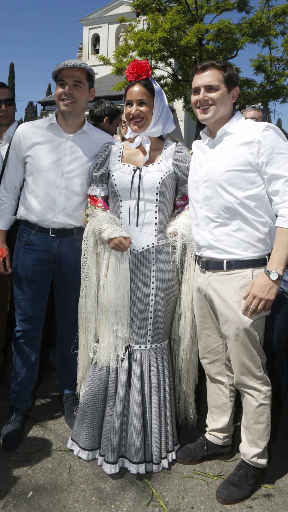 Begoña Villacís vestida como auténtica chulapa en la San Isidro