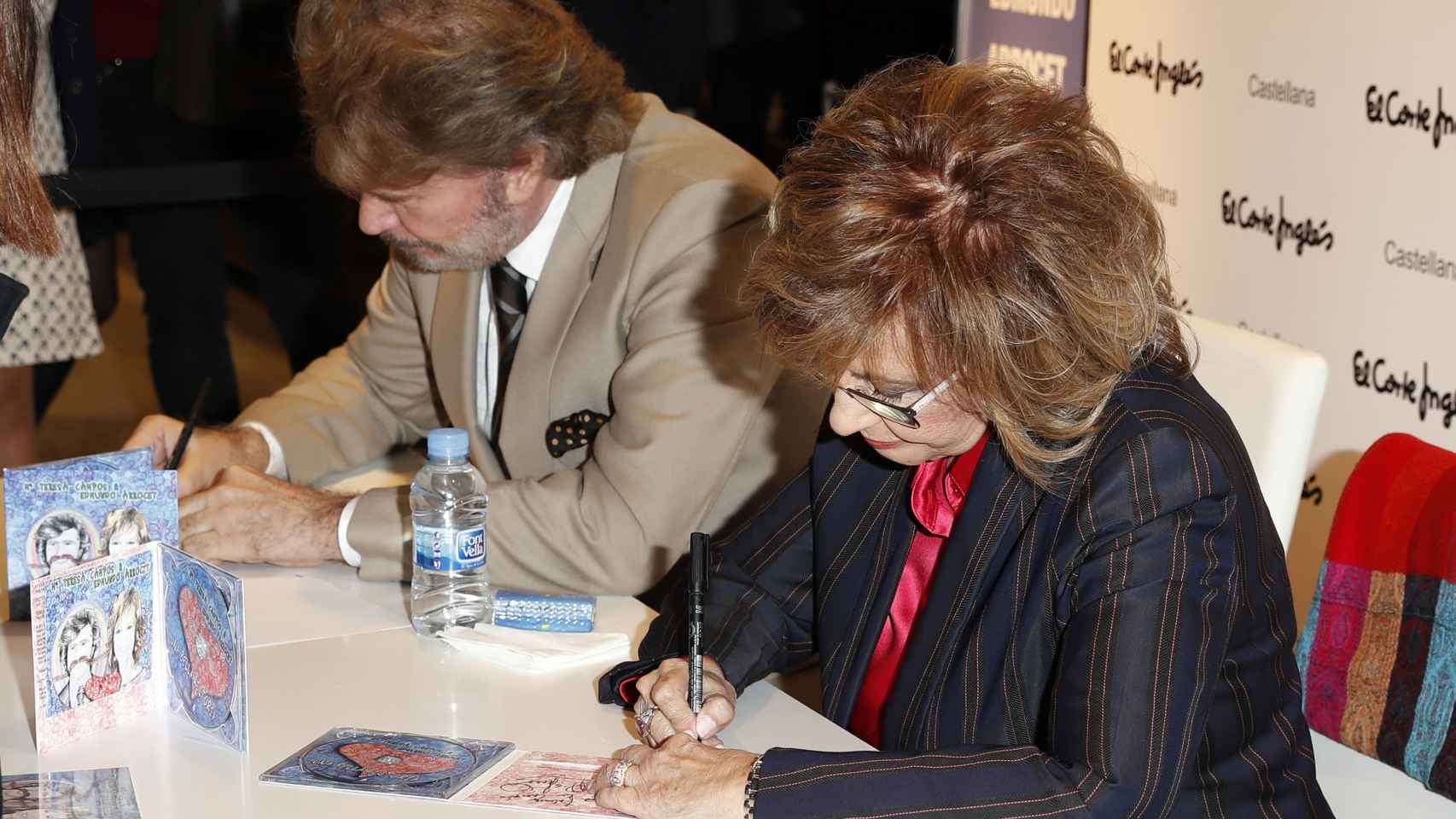 Teresa y Bigote firmando uno de los dos ejemplares.