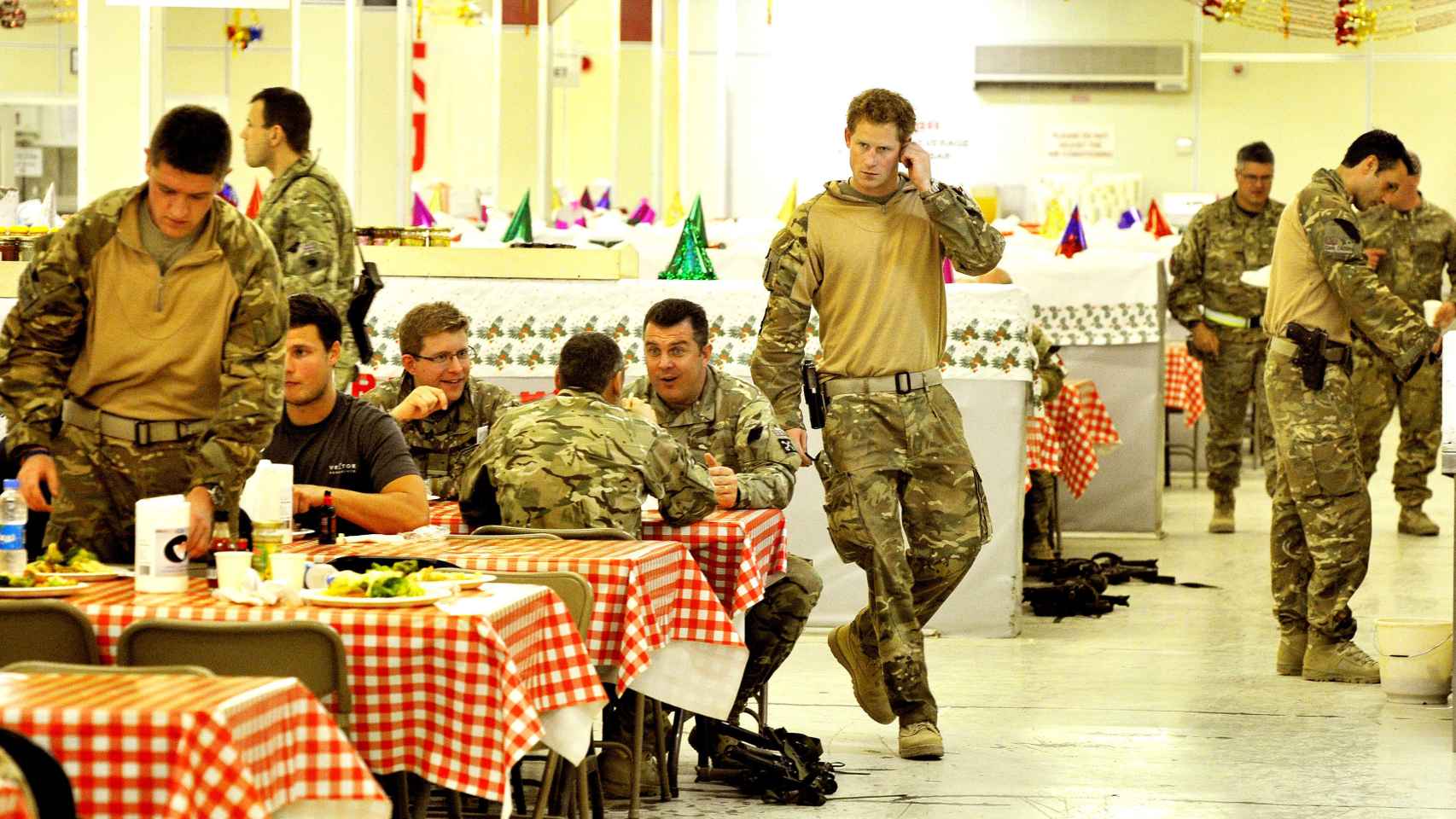 Harry, de pie en el centro de la imagen, durante su aventura en el ejército.