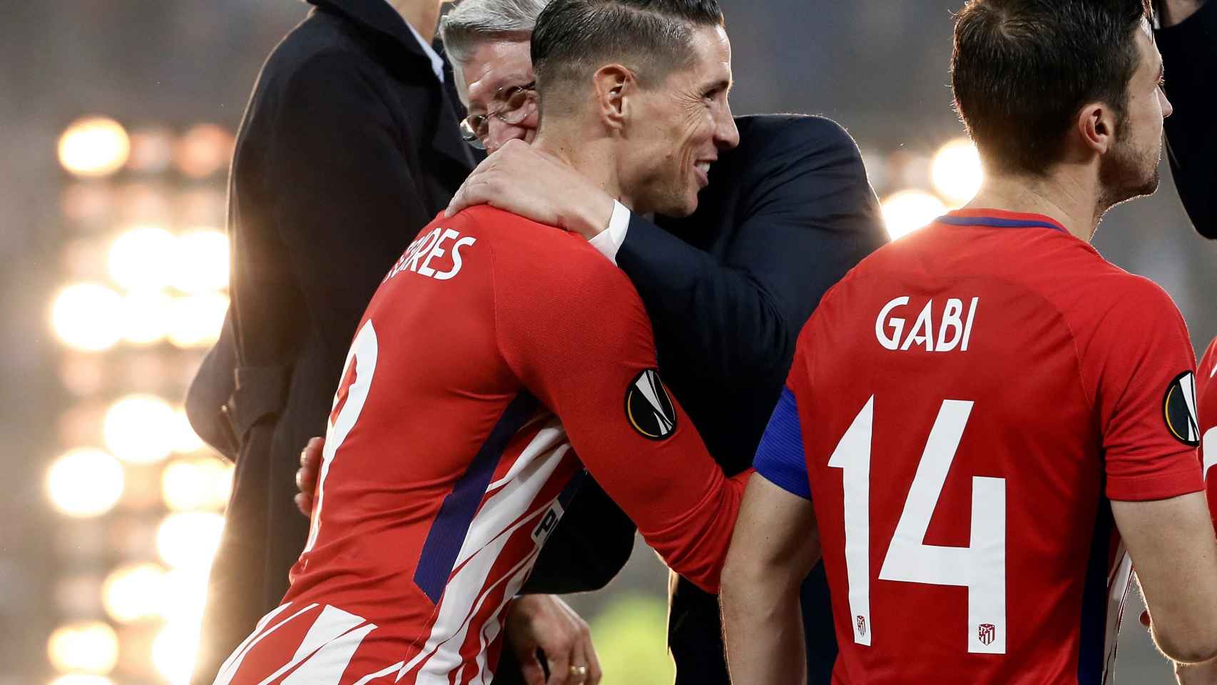 Enrique Cerezo abraza a Fernando Torres tras la victoria en la Europa League.