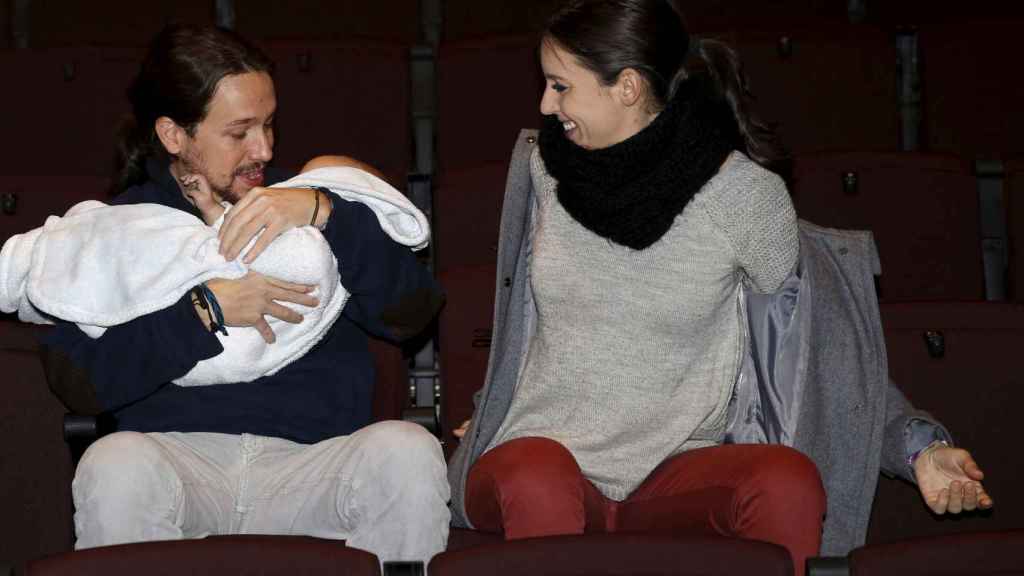 Pablo Iglesias e Irene Montero con el bebé de Carolina Bescansa. Gtres.