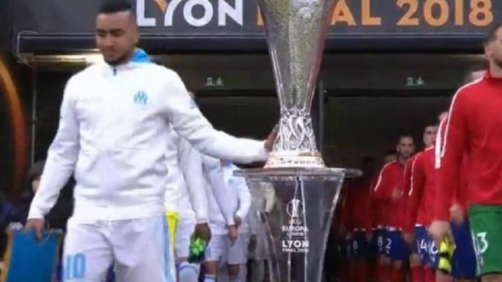 Payet en el momento de tocar la copa de la Europa League.
