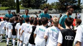 Los jugadores del Real Madrid saludan a los niños de la Audio Junior Cup