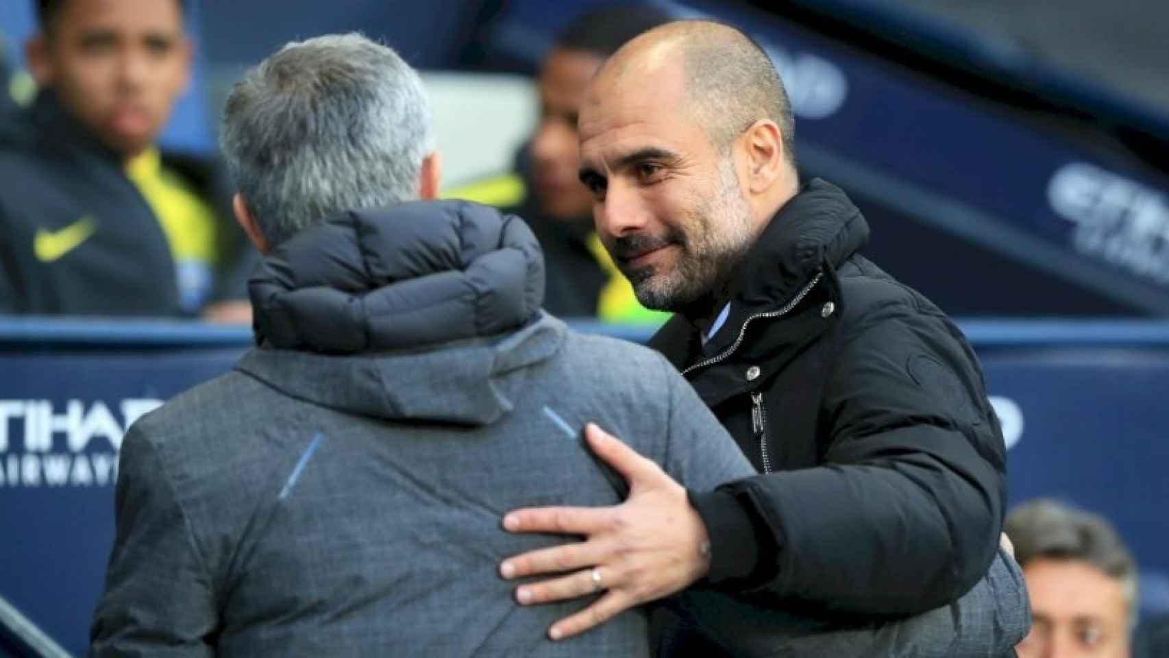 Saludo entre José Mourinho y Pep Guardiola. Foto: mancity.com