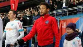 Neymar salta al campo contra el Marsella. Foto psg.fr