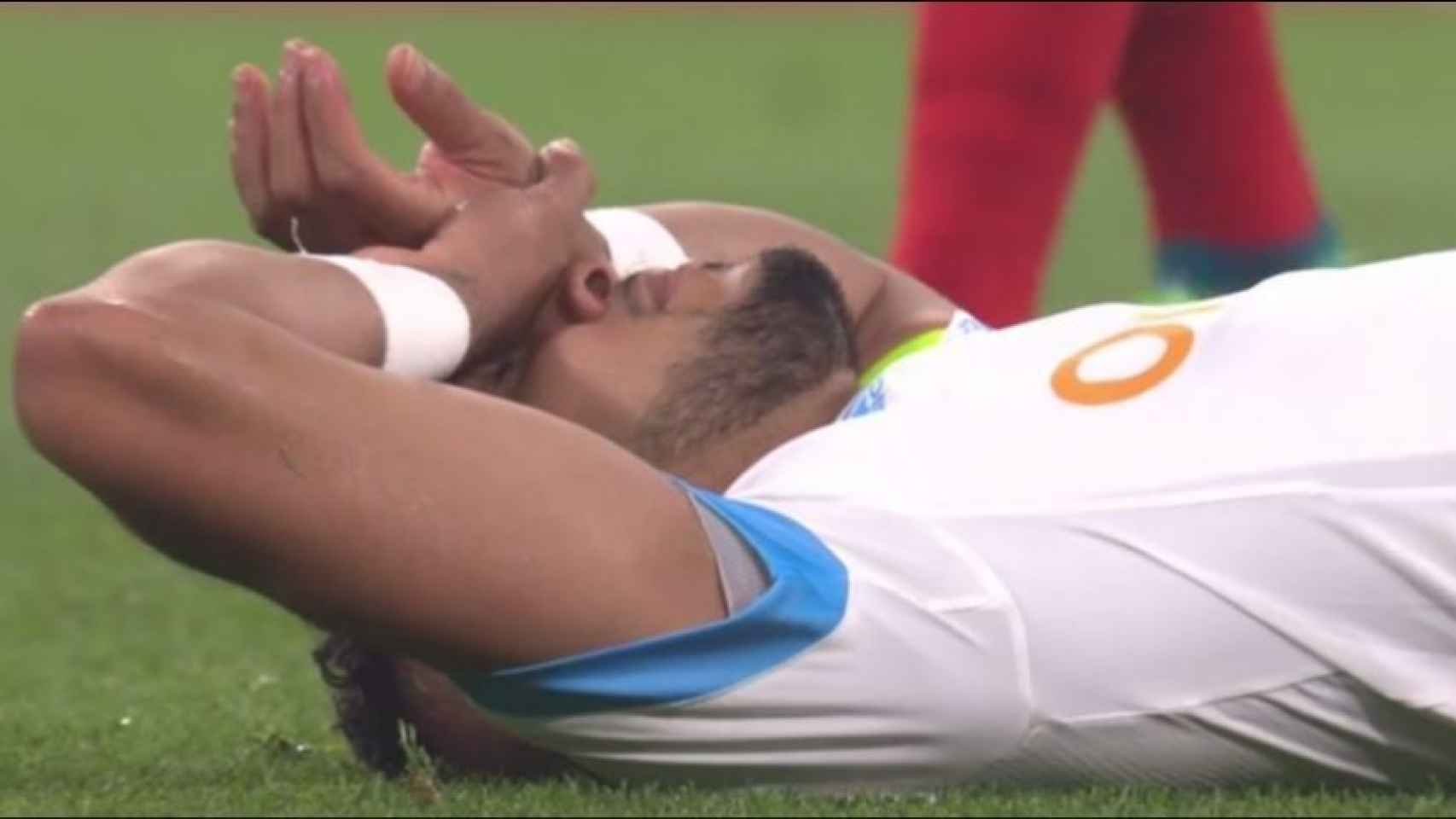 Payet cae lesionado ante el Atlético de Madrid. Foto: Twitter (@elchiriguitotv).