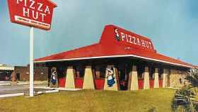 El clásico tejado rojo de Pizza Hut que diferenció la compañía en los años 70.