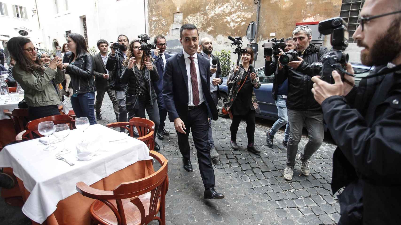 El líder del M5S, Luigi Di Magio, abandona la Cámara Baja del Parlamento en Roma este miércoles.