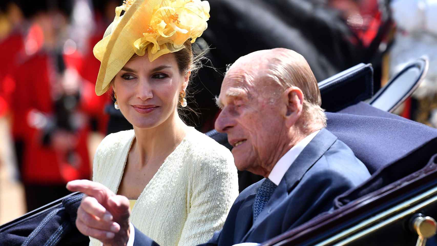 El duque de Edimburgo y la reina Letizia con sombrero de Philip Treacy.