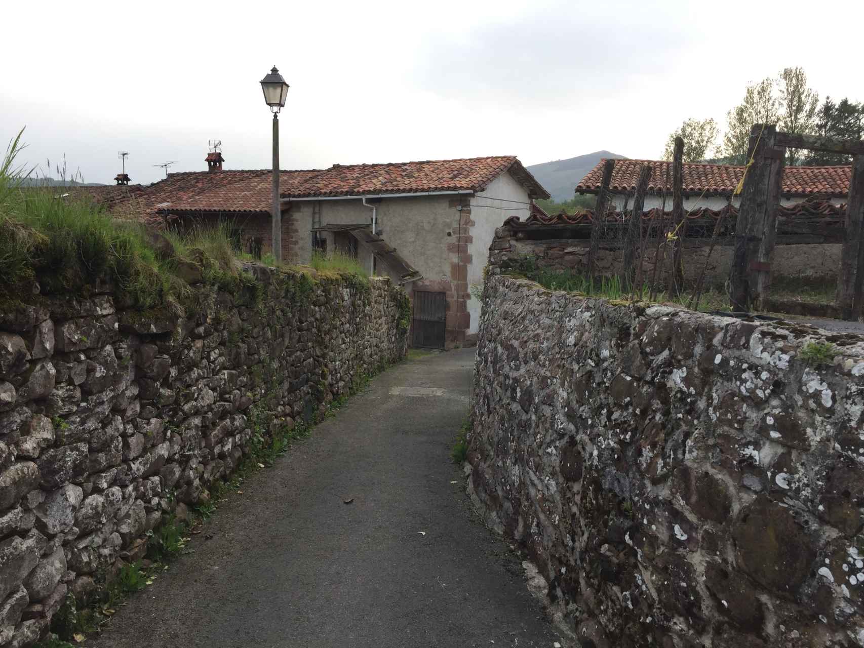 El callejón de piedra del barrio de Bozate, conocido durante siglos como el barrio maldito.
