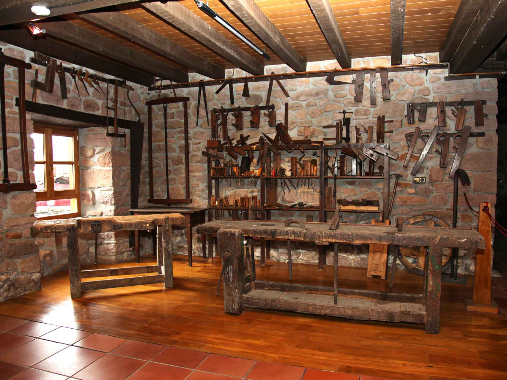 Santxotena conserva en su taller las herramientas que utilizaron sus antepasados.