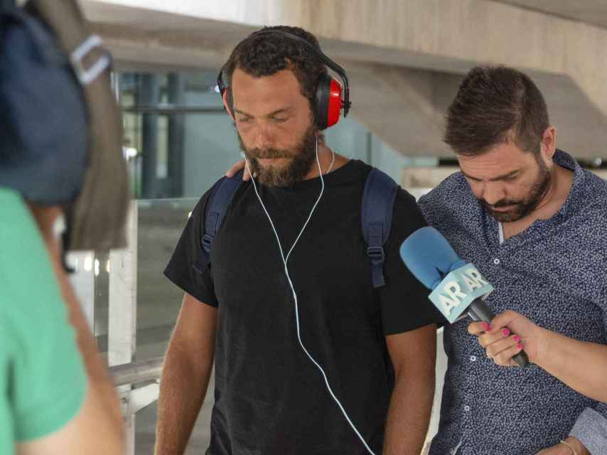 Alberto Isla junto a un redacto en el aeropuerto. Gtres.