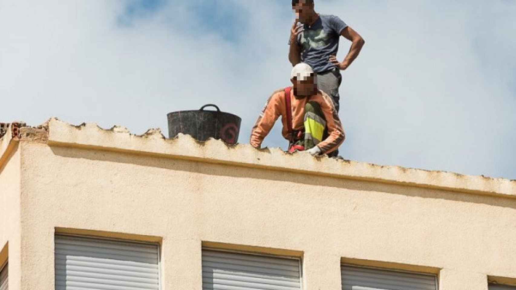 01 trabajadores tejado riesgo