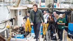 El actor español Javier Bardem se ha subido a un barco en Blanes para recoger plástico del mar.