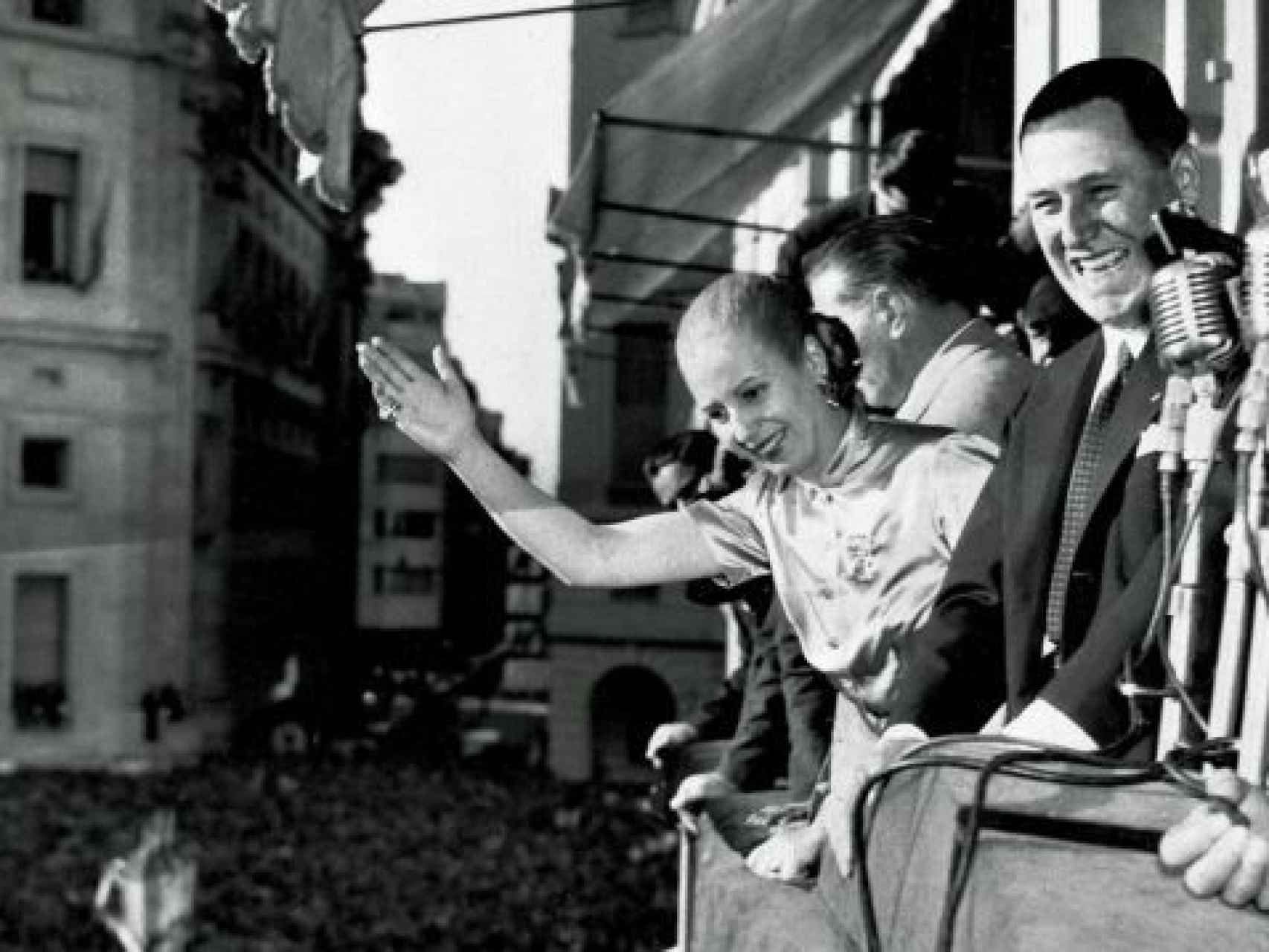 Eva Perón en la Plaza de Mayo, en el balcón de la Casa del Gobierno, junto a Juan Domingo Perón.