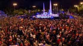 Aficionados del Atlético en Neptuno, el miércoles tras la victoria del Atlético.