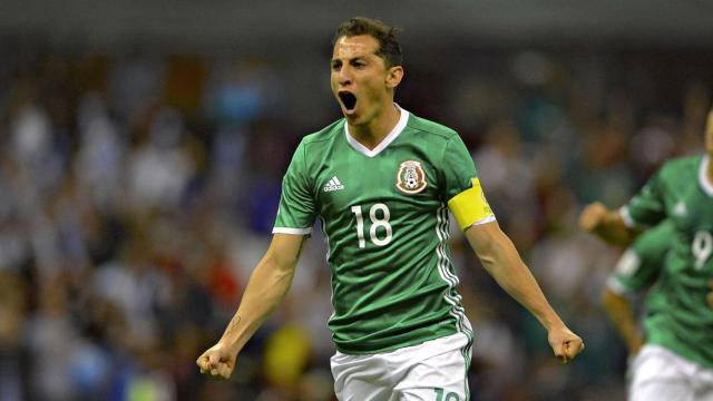 Andrés Guardado en un partido con México.