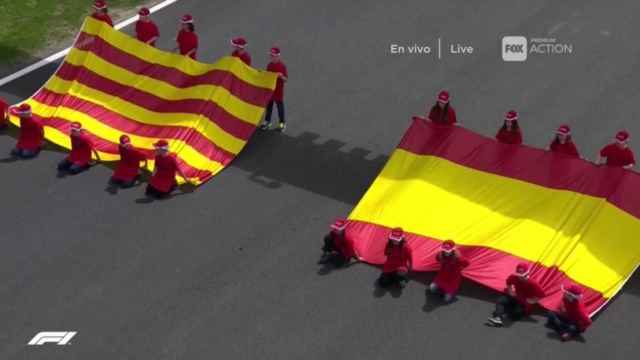 Las banderas de España y Cataluña antes de la carrear en Montmeló.