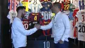 Lionel Messi junto al periodista Martín Souto al comienzo de la entrevista
