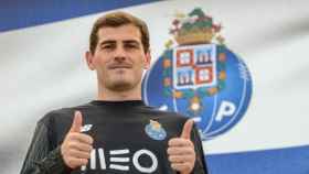 Casillas posa junto al escudo del Porto tras renovar. Foto: Twitter (@FCPorto).