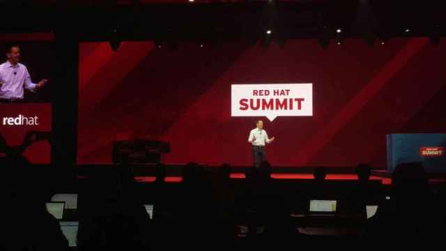 Jim Whitehurst en el escenario del Red Hat Summit 2018.