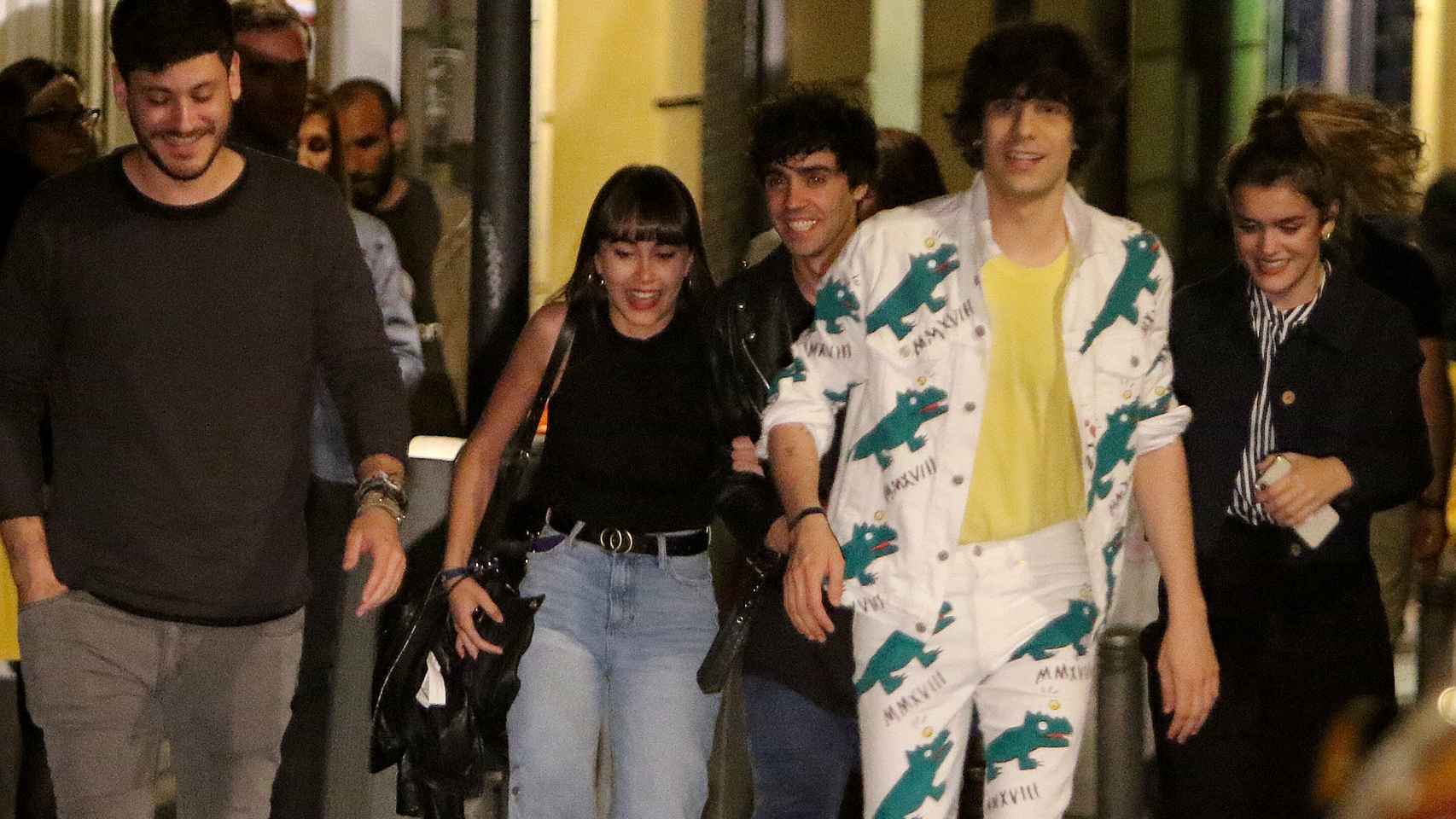 Cepeda, Aitana, Javier Ambrossi, Javi Calvo y Amaia a su salida del teatro.