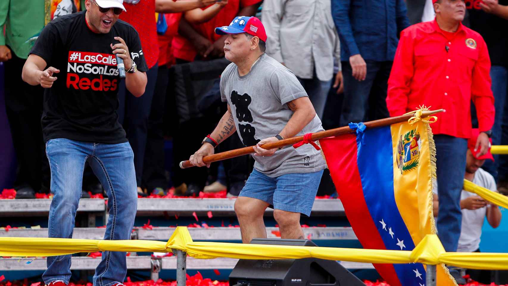 Maradona ondea una bandera de Venezuela en el cierre de campaña de Maduro.