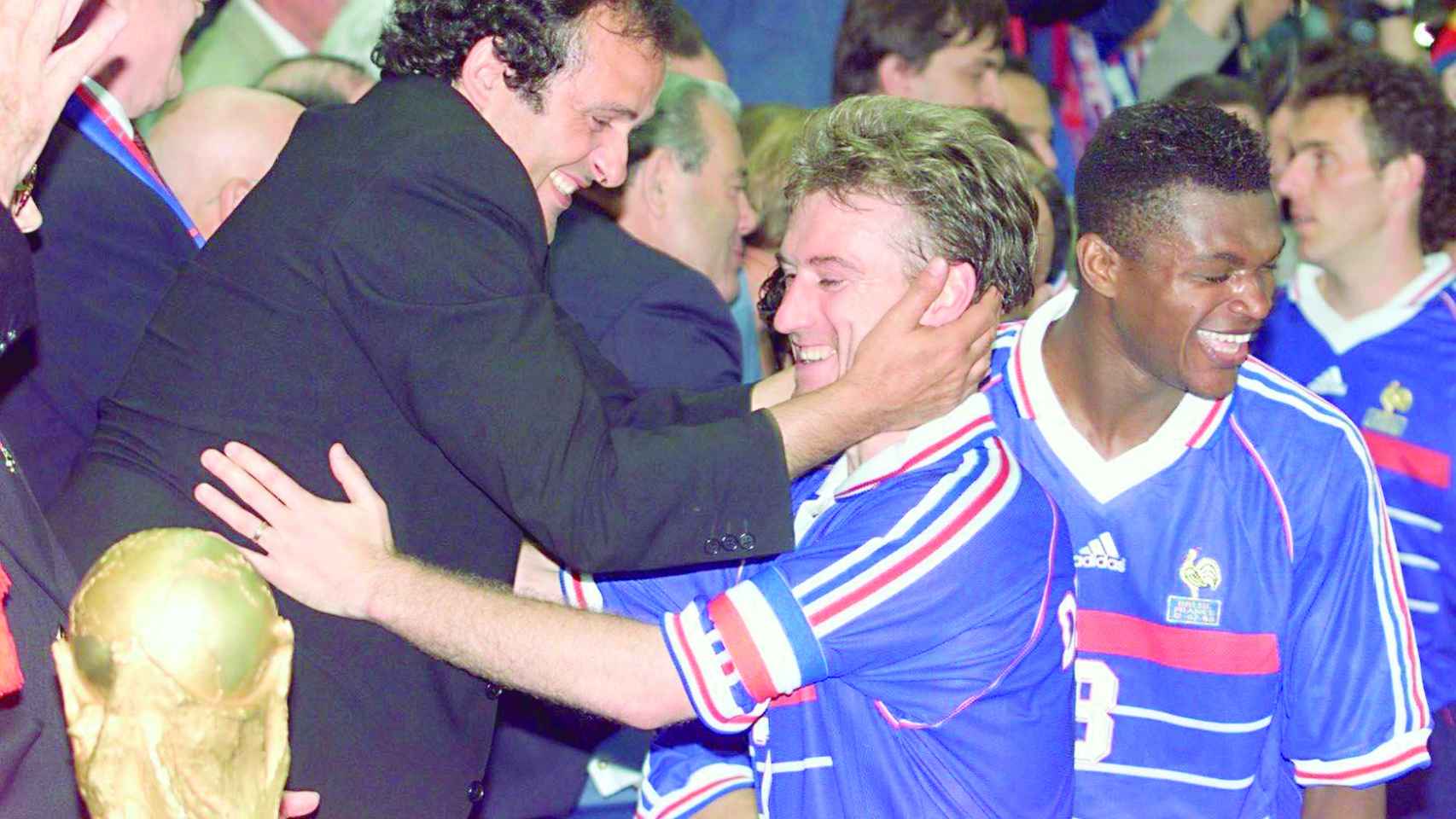Platini saluda a Deschamps cuando Francia se proclamó campeón del mundo en 1998.