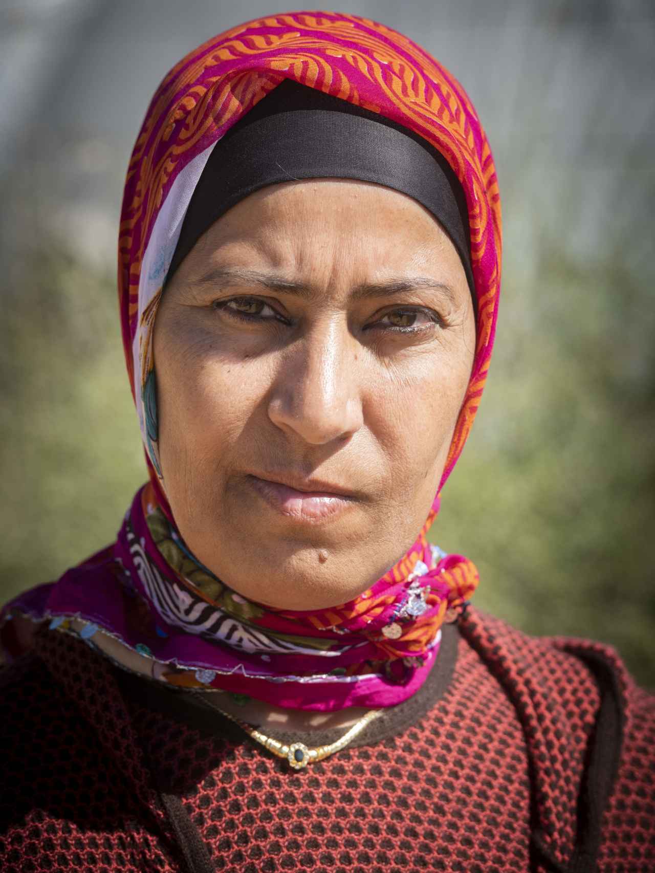Juegan con nuestra necesidad, denuncian las mujeres. Chania Rabia nació en 1973 en Tánger, ciudad del norte de Marruecos. Es viuda. Tiene tres hijos. Dice que ha abandonado la finca en la que trabajaba porque su encargado quiere violarla. Cuenta que va a denunciar.