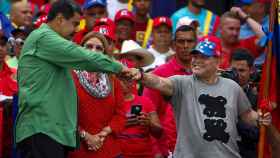 Diego Armando Maradona, junto a Maduro, en el cierre de campaña en Venezuela.