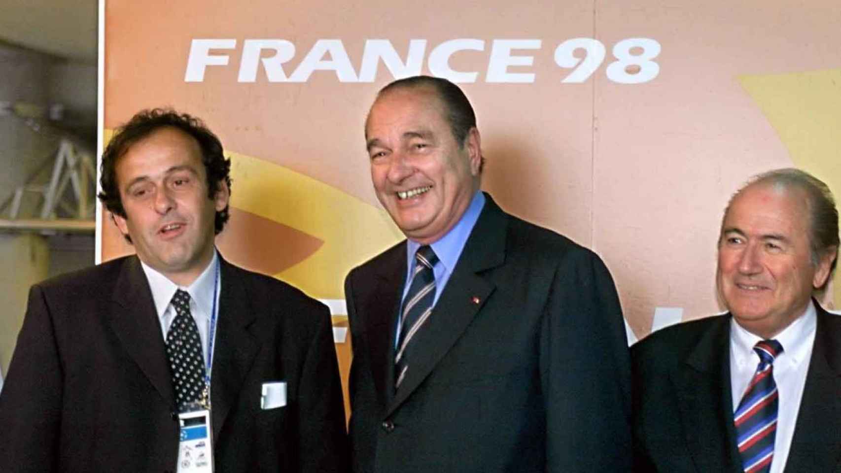 Michel Platini, a la izquierda, junto a Jacques Chirac, presidente de Francia en 1998, y Joseph Blatter, presidente de la FIFA.
