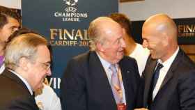 El Rey Juan Carlos junto a Zidane y Florentino Pérez en la final de Cardiff