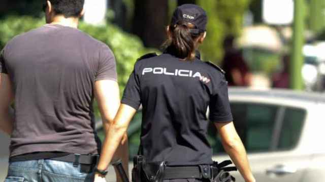 Una mujer policía en Madrid