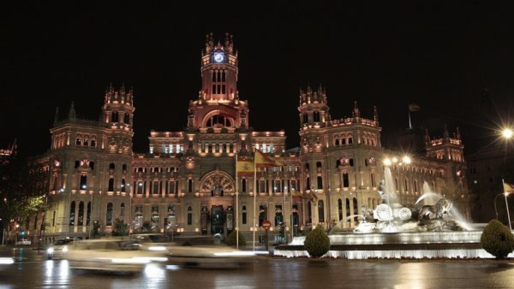El Palacio de Cibeles, en Madrid, iluminado de noche.