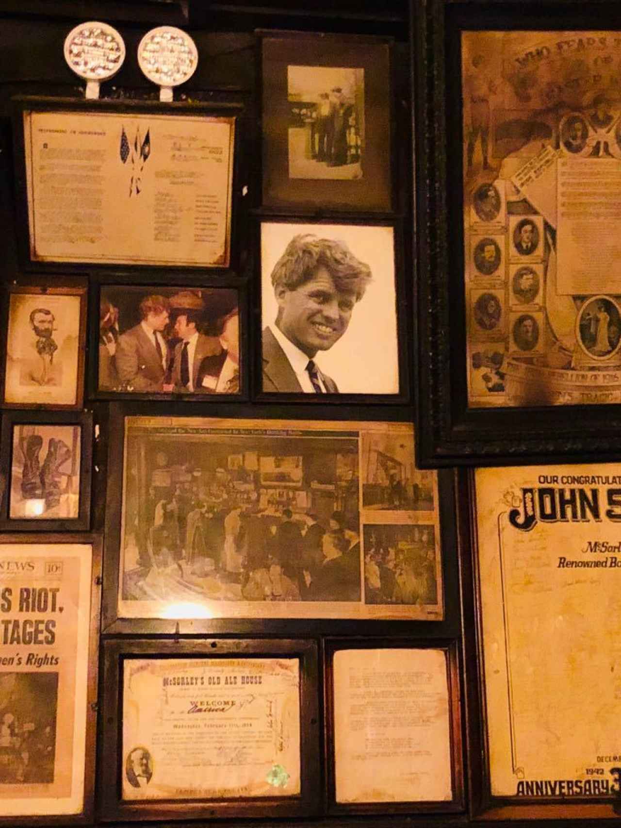 Retrato de Bobby Kennedy en la Taberna McSorley