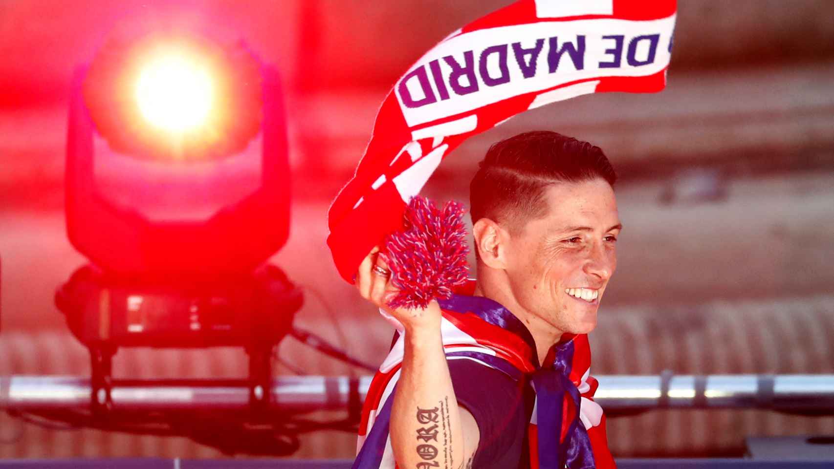 Fernando Torres celebra la Europa League.