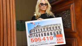Pamela Anderson muestra la petición que ha presentado ante el Ayuntamiento de Nîmes.