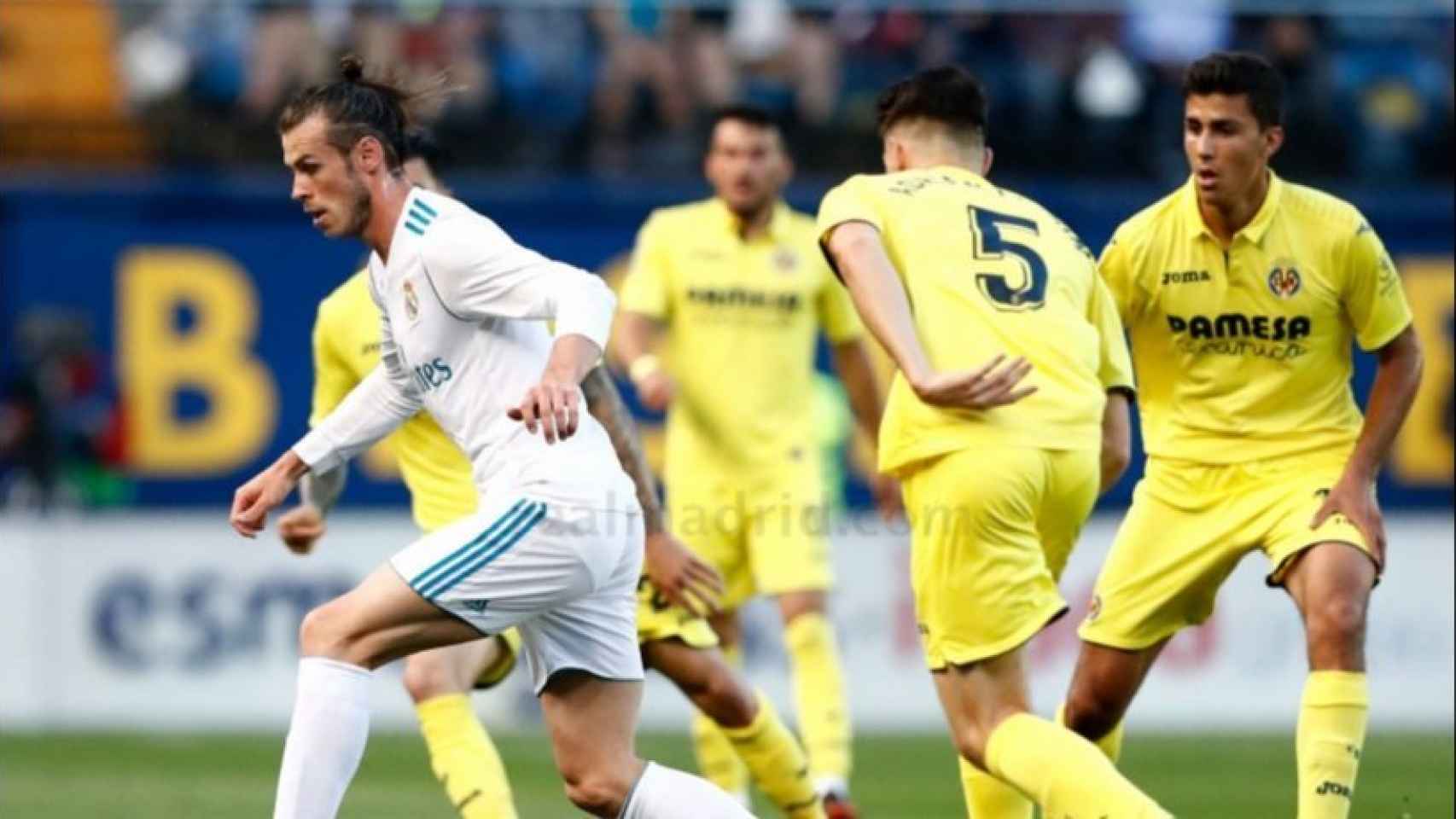 Bale, rodeado por los jugadores del Villarreal