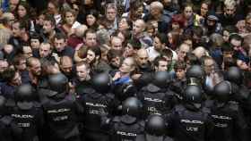 La Policía sujeta una masa de personas durante el referéndum ilegal del 1-O.