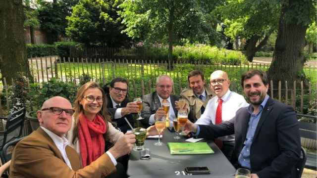 Los exconsejeros prófugos en Bélgica y sus abogados celebran la decisión del miércoles./