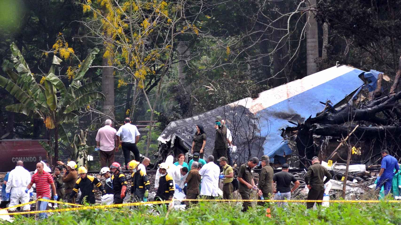 Policías y militares trabajan entre los restos del avión Boeing-737 que este viernes se estrelló en Cuba.