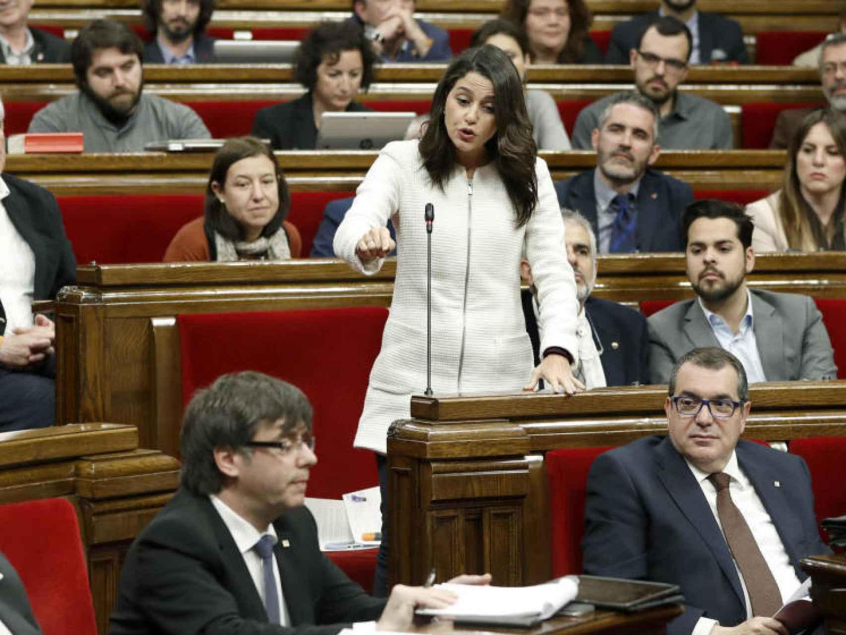 Inés Arrimadas interpela a Carles Puigdemont en el Parlamento catalán.