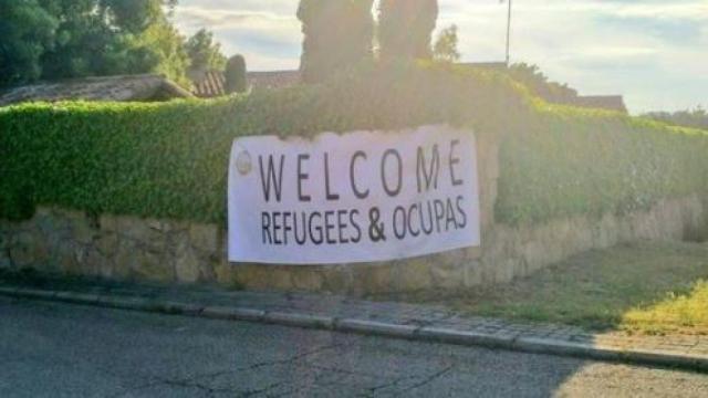 Cartel colgado en el chalé de Iglesias y Montero.